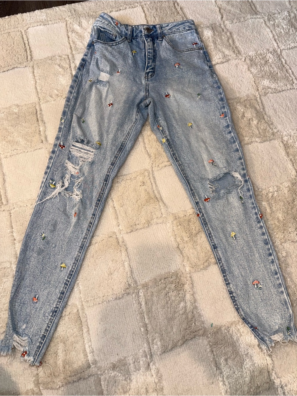 Juniors girl Tinseltown distressed mushroom embroidered skinny jeans size 1